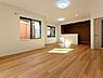 リビング/ダイニング：優しい色合いのフローリングと建具。やわらかな日差しがくつろぎの空間を演出します。