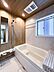 浴室：【Bathroom】  上質が感じられるカラーリングで、清潔な空間美を実現。一日の疲れが癒される優雅なバスタイムを堪能できるゆとりあるバスルームです。
