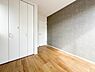 室内：～Private room～  居室となる空間には毎日しっかりと光が差し込みます。勉強にお仕事にリラックスに充実した自分の時間をお過ごし下さい。