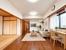 リビング/ダイニング：～Living Dining～  ダイニングの窓から広がる開放感のある眺望。美しい朝日を眺めながら過ごす贅沢なモーニングタイムはいかがでしょうか。