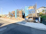 閑静な住宅地につき交通量も少なく落ち着いた印象を持ちます