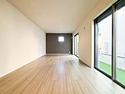 家族みんなが爽やかに健やかに過ごせるように、溢れる光をたっぷり取り込んだリビングダイニング。集いの場、憩いの場としての快適性を求めたやすらぎの空間です。
