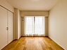 室内：明るい光が差し込む洋室。