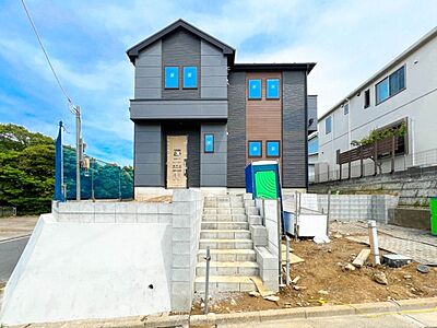 外観:使いやすさもデザインも重視した理想の暮らしをかなえるお家。美しい外観やくつろぎの室内空間にふさわしい「素材」「形」「色彩」を考え、上質感に満ちたお家です。 外観:使いやすさもデザインも重視した理想の暮らしをかなえるお家。美しい外観やくつろぎの室内空間にふさわしい「素材」「形」「色彩」を考え、上質感に満ちたお家です。