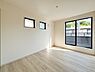 室内：2面採光で光を集めるお部屋はゆっくりと落ち着く空間です。クローゼットもございますので、収納家具を新たに揃える準備も省け、なにより居住空間を広く使えるので快適です。