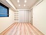 室内：明るい光が差し込む洋室。
