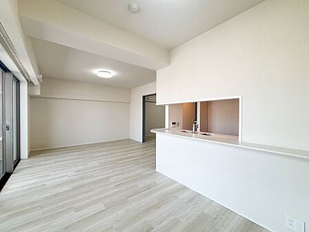 【Living Dining】 室内はリフォーム済みの為、室内はとても綺麗です。そのまま入居可能です。
