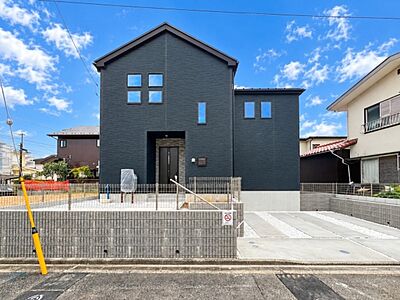外観:この家からスタートする「新しいライフスタイル」はご家族にとって大切で貴重な時間。少しでも豊かに、そして快適に…そんな理想の暮らしを叶えてくれるお家になるはずです。 外観:この家からスタートする「新しいライフスタイル」はご家族にとって大切で貴重な時間。少しでも豊かに、そして快適に…そんな理想の暮らしを叶えてくれるお家になるはずです。