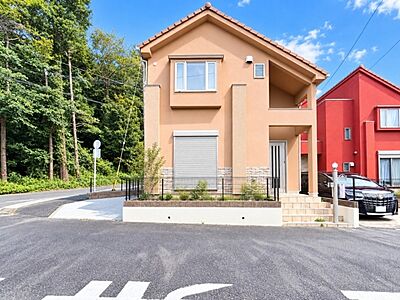 外観:使いやすさもデザインも重視した理想の暮らしをかなえるお家。美しい外観やくつろぎの室内空間にふさわしい「素材」「形」「色彩」を考え、上質感に満ちたお家です。 外観:使いやすさもデザインも重視した理想の暮らしをかなえるお家。美しい外観やくつろぎの室内空間にふさわしい「素材」「形」「色彩」を考え、上質感に満ちたお家です。