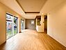 リビング/ダイニング：優しい色合いのフローリングと建具。やわらかな日差しがくつろぎの空間を演出します。