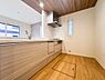 その他：【Kitchen】  機能美とデザイン性を兼ね備えた使い勝手のよいシステムキッチンはリビングとの一体感も考慮され、美しい空間が実現します。