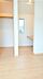 収納：【Walk-in closet】  収納量豊富なウォークインクローゼット設置しました。衣類だけでなく、箱物や思い出の品、季節物もたっぷり収納できるので、居住空間をより広く有効活用することができスッキリ