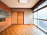 リビング/ダイニング：優しい色合いのフローリングと建具。やわらかな日差しがくつろぎの空間を演出します。
