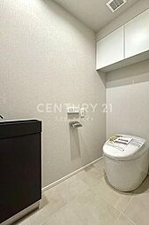 トイレ／スタイリッシュでお手入れのしやすいタンクレストイレ、手洗いカンター付、吊戸棚付