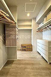 約3.0帖の大型ウォークインクローゼット、衣類の他にもキャリーケースや季節家電など様々なものを収納できます。寝室・リビングそれぞれから出入り可能です。