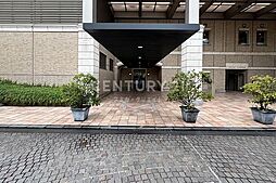 共用エントランス／重厚感のあるエントランスデザイン。オートロック・宅配ボックス完備です。