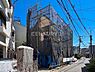 その他：販売現地（2026.8撮影）／建物は2026年12月完成予定、建築が進み建物のボリュームが分かるようになりました！
