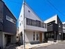 その他：建物外観（2026.8撮影）／リビング階は勾配天井になっており開放的です。