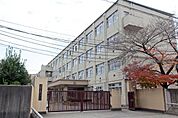 京都市立桂川中学校まで607m