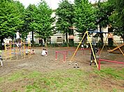 久末団地公園まで594m、ドングリや落葉など、自然そのままの中で遊ぶことができます。すべり台・ジャングルジム・ブランコがあります。