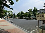 坂戸公園まで726m、遊び場にはスプリング遊具・スイング遊具、砂場、複合遊具があります。