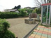 今泉りす公園まで1767m、可愛いリスの石像がお出迎え。水飲み場もあります。