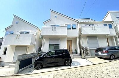 外観:《外観》 ■低層の住宅が立ち並ぶ住宅地内に佇む、スタイリッシュな外観のお住まいです。前面道路の幅員が広く、道路と敷地の間に高低差がないのでお車の出し入れしやすい立地です。 外観:《外観》 ■低層の住宅が立ち並ぶ住宅地内に佇む、スタイリッシュな外観のお住まいです。前面道路の幅員が広く、道路と敷地の間に高低差がないのでお車の出し入れしやすい立地です。