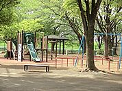 佐江戸公園まで1288m、あおむしのような形をしたスプリング遊具などがあります。砂場やブランコ、健康遊具、スポーツグランドもあります。