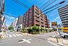 その他：《外観》　■洗練された重厚感ある外観と、青空のコントラストが美しい都市型レジデンス。ここに暮らすことが、あなたのライフスタイルをひと段階上へ引き上げる。品のある毎日が、ここから始まる。