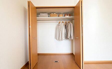 《収納》 ■室内をいつもすっきり保てる、収納力のあるクローゼット。ハンガーパイプと棚板で衣類の整理整頓がしやすく、日々の暮らしをスマートにサポート(洋服・小物をCGで作成、実際には配置されていません)