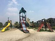 小田公園まで570m、軟式野球場や、じゃぶじゃぶ池広場、赤と黄色のカラフルな大型すべり台などがあり、子供たちが楽しめる公園です。