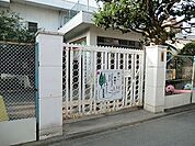 若葉幼稚園まで782m、お天気の良い日は、陽当りの良い園庭から子供たちの楽し気な声が聞こえてきます。