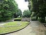 周辺：竹山中公園まで854m、竹山中公園は、起伏のある公園で緩やかな傾斜を利用した散策路や玉石を素足で歩いて足つぼを刺激する健康歩道があります。