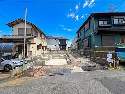 外観:《外観》 機能性とデザイン性を兼ねそろえた理想の住まい。美しい外観やくつろぎの室内空間にふさわしい素材・形・色彩、上質感に満ちております。 外観:《外観》 機能性とデザイン性を兼ねそろえた理想の住まい。美しい外観やくつろぎの室内空間にふさわしい素材・形・色彩、上質感に満ちております。