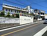 周辺：都筑ヶ丘幼稚園まで891m、お天気の良い日は、陽当りの良い園庭から子供たちの楽し気な声が聞こえてきます。