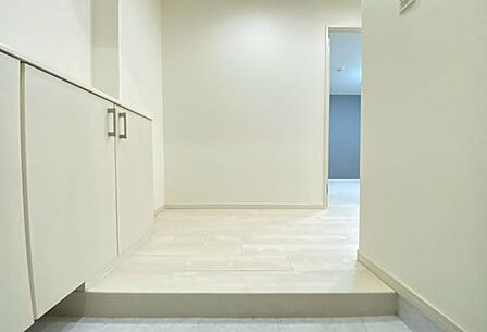 《玄関》 ■玄関を開けると、エントランスホールがお出迎え。上がりがまちやシューズボックスがゆったりと構え、心地よさに包まれます。