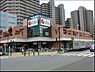 周辺：そうてつローゼンオルト新子安店まで796m、新子安駅から徒歩3分程のところにあるスーパー。広い店内には、生鮮食品だけでなく日用品まで売っており、お惣菜も豊富で便利。