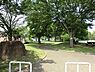 周辺：西川島町公園まで1205m、幼児～小学生向けの「遊具エリア」には砂場や遊具、それ以外の「一般エリア」にはストレッチ器具が設置。緑の多い公園。