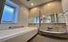 浴室：《浴室》　バスルームは一日の疲れを癒す居心地の良い空間です。