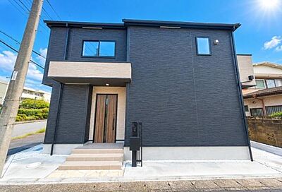 外観:《外観》 ■機能性とデザイン性を兼ねそろえた理想の住まい。美しい外観やくつろぎの室内空間にふさわしい素材・形・色彩、上質感に満ちております。 外観:《外観》 ■機能性とデザイン性を兼ねそろえた理想の住まい。美しい外観やくつろぎの室内空間にふさわしい素材・形・色彩、上質感に満ちております。