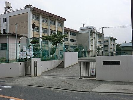 川崎市立犬蔵中学校まで1157m