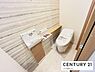 トイレ：洗練されたデザインのタンクレストイレが、トイレ空間をモダンで上質な雰囲気に。奥まで手が届きやすくお掃除も簡単です。ゆとりある広さと清潔感を叶える、機能的なレストルームです。