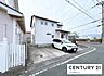 その他：外構は植栽とウッドポストでセンスよくまとめられており、落ち着いた佇まいが印象的な物件です。