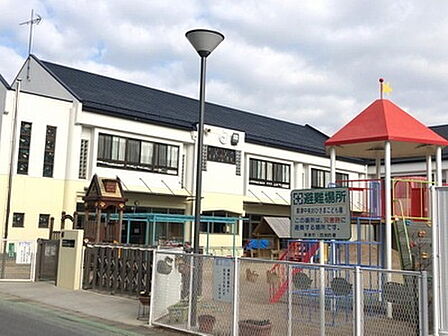 草津市立草津中央おひさまこども園まで330m、0～5歳児まで　定員200人　保育所と幼稚園の両方の機能を備えてます。