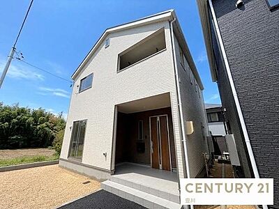 外観：白を基調としたスタイリッシュで清潔感のある外観デザイン。落ち着いた住環境に映える佇まいで、駐車スペースやアプローチもゆとりがあり、日々の出し入れもスムーズに行えます。