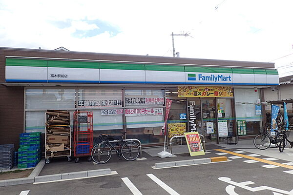 画像22:ファミリーマート 富木駅前店まで657m