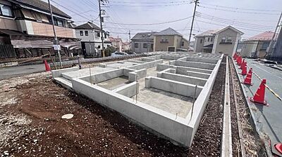 外観：《外観》　■一戸建ての多いエリア、静かで落ち着いた雰囲気。シンプルで美しいフォルム空気までクリーンになるような佇まい。心地よいライフスタイルが実現できるそんな予感。