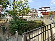 舞岡第二公園まで738m、遊具はジャングルジムやブランコ、すべり台、砂場があり充実しています。小さな子どももいっぱい遊べそうな公園です。