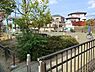 周辺：舞岡第二公園まで738m、遊具はジャングルジムやブランコ、すべり台、砂場があり充実しています。小さな子どももいっぱい遊べそうな公園です。