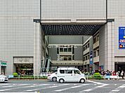 日吉駅(東急 東横線)まで1811m、東急東横線・目黒線と横浜市営地下鉄グリーンラインが乗り入れている。渋谷や新宿、横浜駅の両方面に出やすい人気エリア